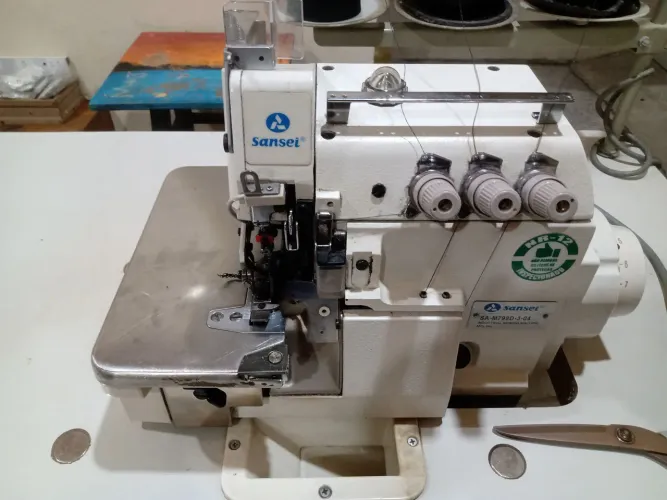 Máquina overloque sansei