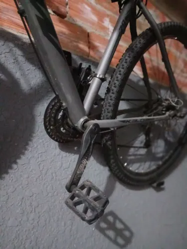 Vendendo uma bicicleta aro 29 ,freios a disco, quadro de alumínio, cor cinza,seme nova