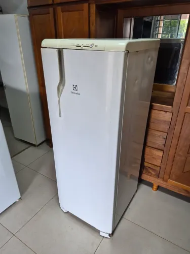 Geladeira Electrolux 240 litros