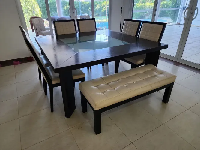 Mesa de madeira quadrada com 8 lugares