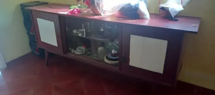 Móvel antigo de madeira maciça