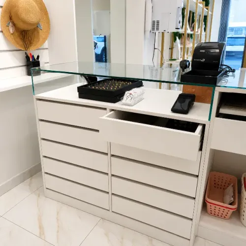 Balcão Expositor 100% MDF com Vitrine de Vidro e 10 Gavetas