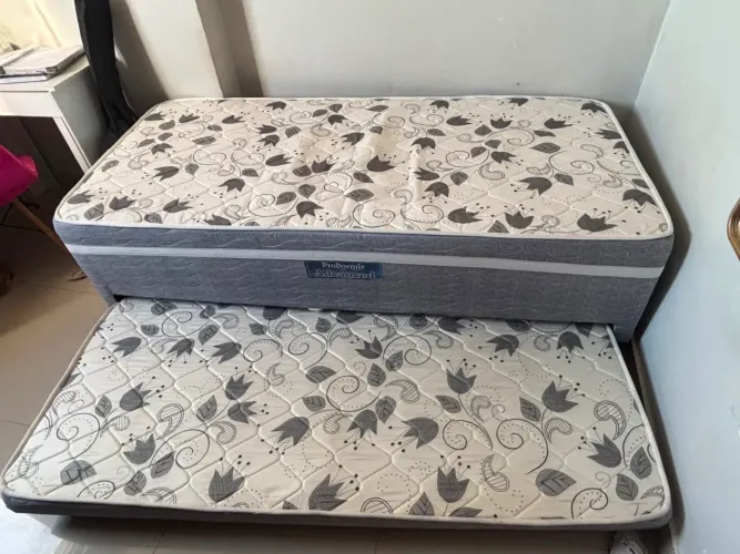 Cama de solteiro com cama auxiliar