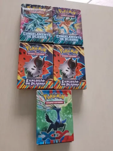 Caixa porta cartas pokemon.