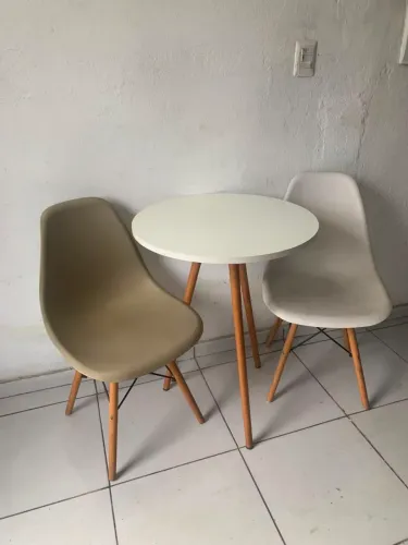 Conjunto mesa redonda com 2 cadeira Eiffel