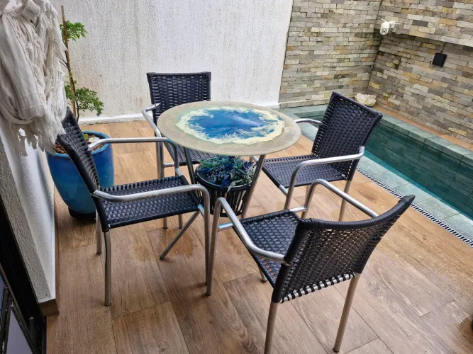 Vendo conjunto de mesa de alumínio com 4 cadeiras