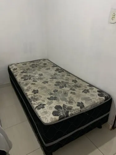 Vende-se uma cama solteiro e uma mesa 2 cadeira