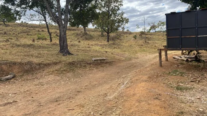Sítio de 17,5 equitaris perto de águas lindas. Tem dois km de estrada de chão