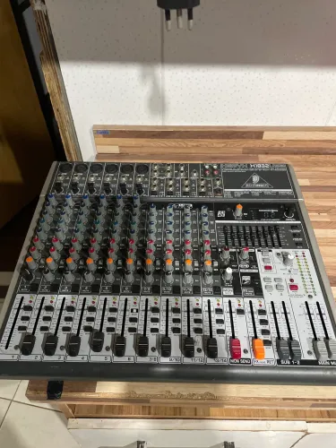 Mesa de som Behringer X1832USB