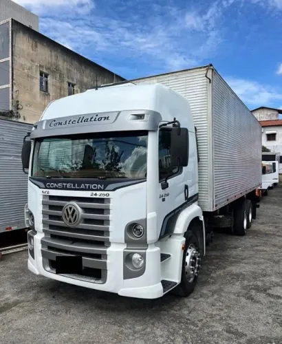 vw 24-250 6x2 ano 2010 baú 8,5m
