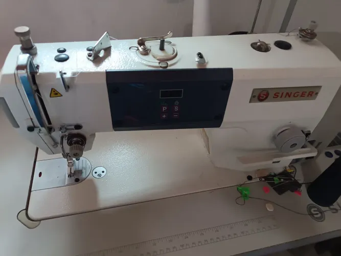 Máquina de costura reta industrial