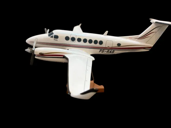 Maquete em resina King Air B350 37x50cm 