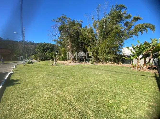 Terreno à venda apenas 200m da Praia do Sambaqui com área 1435,25m²