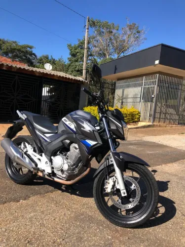 Moto cb Twister 2020