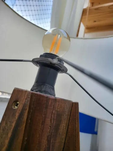 Luminária de Chão Tripé de Madeira 1,54m com Cúpula e Lâmpada