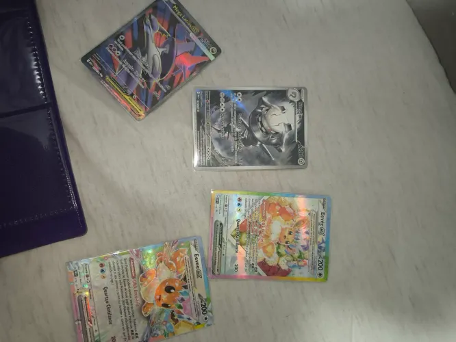 Álbum de pokémon com algumas cartas de evoluções prismaticas e mega evolução