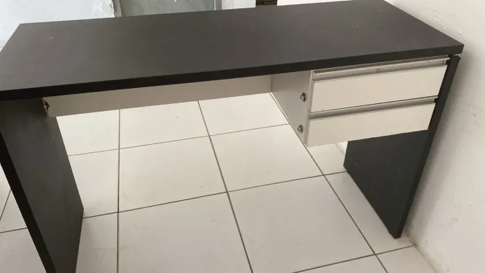 Mesa Boa para escritório com gavetas e chaves 
