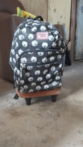 Vendo essa bolsa ela serve para carregar nas costas e tem rodinha