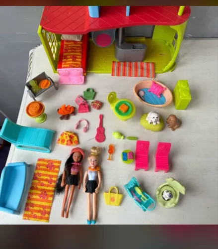 casinha da polly com vários acessórios