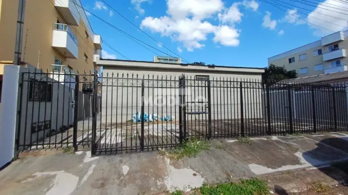 Oportunidade de investimento imperdível: 3 casas no mesmo terreno!