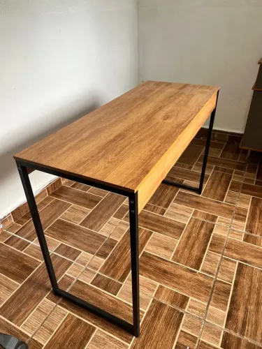 Mesa industrial 110cm com pés de aço