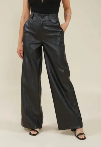 Calça Wig Leg com bolso em couro