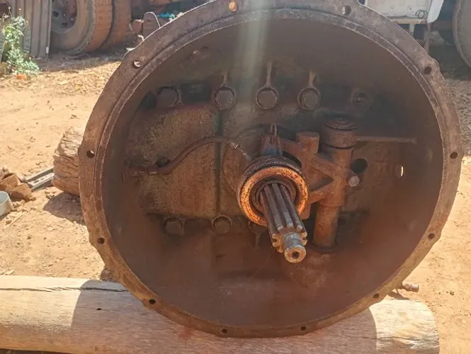 Caixa de câmbio ZF 4x4 16 S 130.     Dá no volvo e Mercedes Benz 