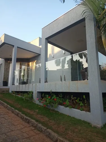 Venha se encantar com essa incrível casa térrea no Condomínio Residencial Morro Alto, loca