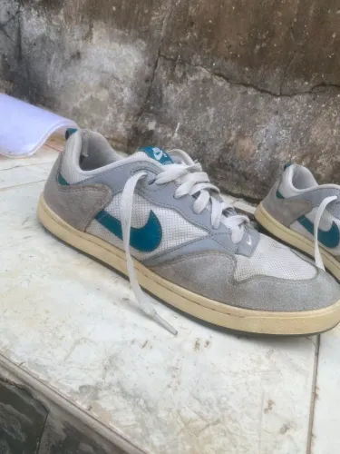 Tênis Nike SB Alleyoop na colorway Particle Grey/Geode Teal