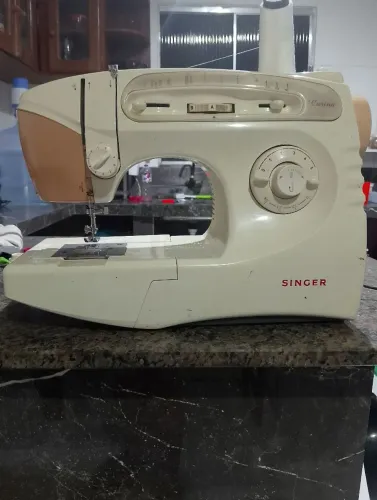 Vendo máquina Singer Carina de (R$400,00) por R$350,00