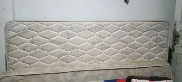 Estou doando uma base de cama casal e um colchão de solteiro. 