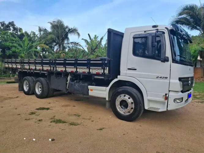 Caminhão Atego truck grade baixa.Mercedes Atego 2428 2011