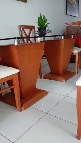 Vendo mesa de com 6 lugares tampo de vidro super concervada