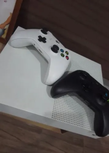 Vendo ou troco Xbox one S 1TB com 2 controles 