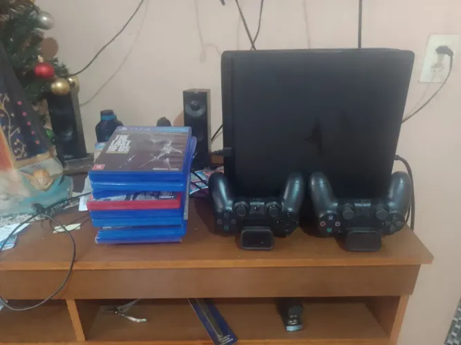 PS4+. Dois controles e carregador 10 jogos troco por. PS2 com volta