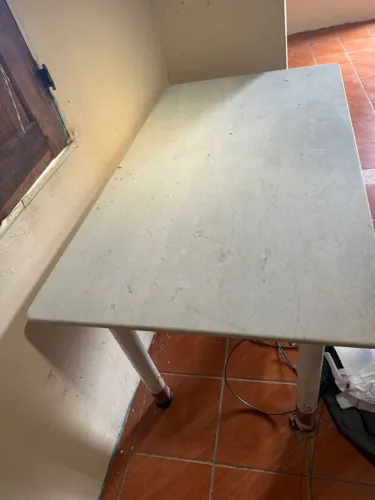Mesa de Granito com base em ferro, bem conservada.