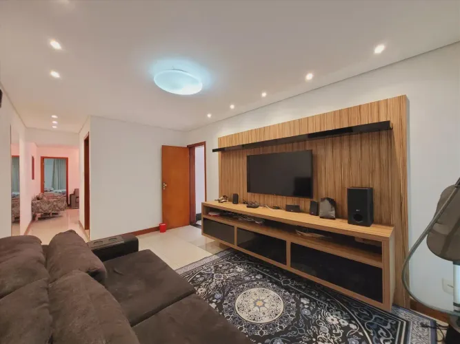 Casa a venda com 04 Quartos 03 suítes 05 vagas, piscina e área gourmet no Jardim Riacho