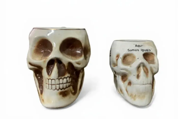 Lote: Duas canecas de chopp caveira em porcelana. Peças raras