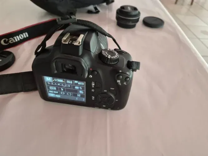 Camera CANON T100