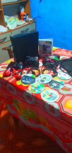 Kit Xbox 360 Slim dois controles dois carregadores a fonte e uma pasta de jogos