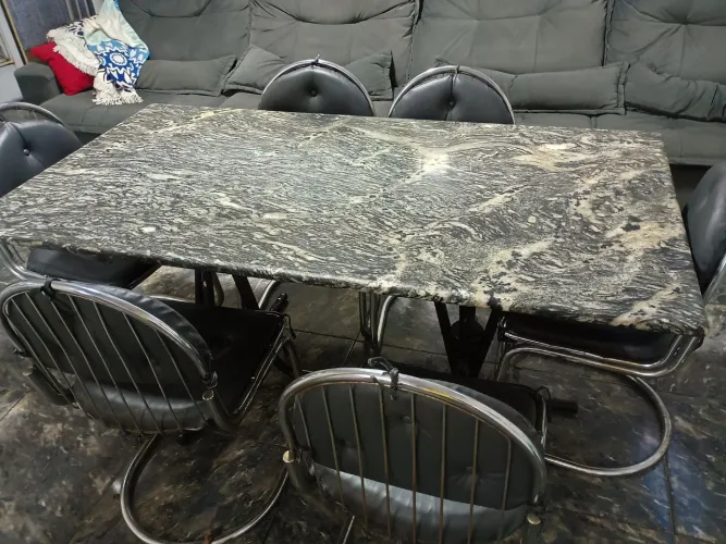 Mesa  de granito com 06 cadeiras 