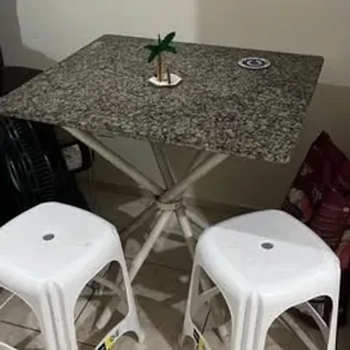 MESA COM 2 BANQUETAS À VENDA