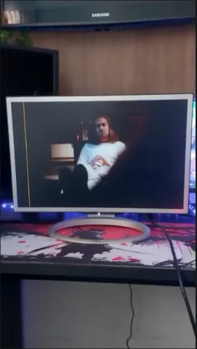 Monitor 60 hz de 22 Polegadas com detalhe