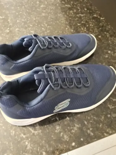 Tênis Skechers Dynamight 2.0, Tamanho 42, Semi-Novo, Ideal para caminhadas e uso diário