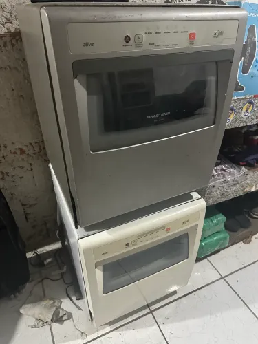 Lava louça retida de peças 