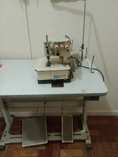 Máquina de costura semi industrial tipo Galoneira/Colarete da marca Bracob