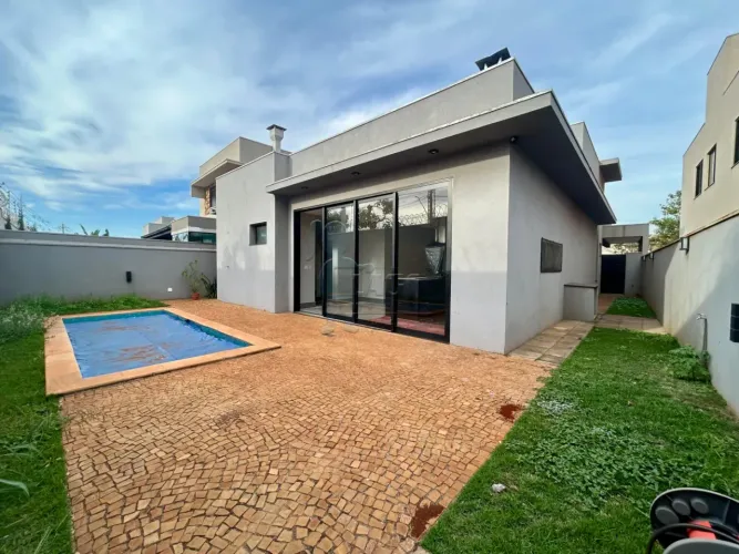 Casa térrea de 195m² com 03 suítes para locação em condomínio - Vila do Golf