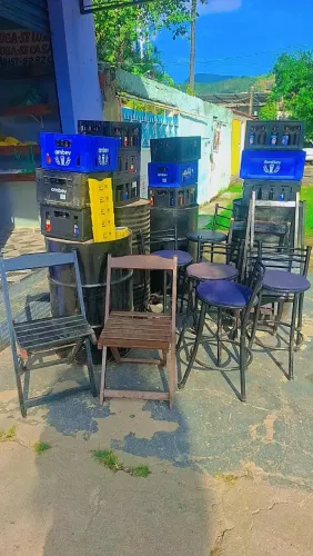 Vai montar um barzinho 4latão 9cadeiras 12caixa de cerveja vendendo tudo 