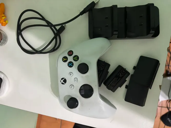 Controle Xbox Series S/X Original + Baterias recarregáveis c/ carregador.