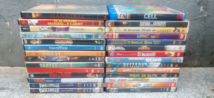 Lote com 28 DVDs